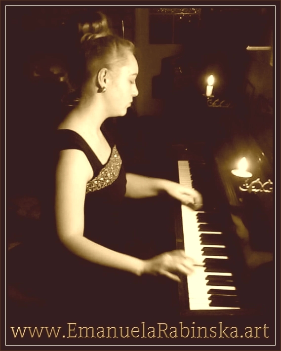 Solistka Emanuela Rabinska podczas gry na pianinie na fotografii użytej do teledysku do piosenki The heaven